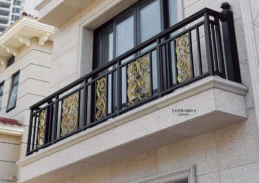 铝艺护栏厂家安装的阳台护栏风格迥异(图1)