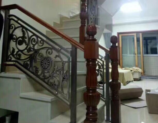 铝艺楼梯扶手加工厂为别墅客户定制的室内楼梯(图1)